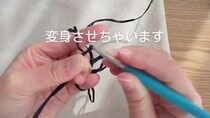 黒の毛糸で“シンプルなエコバッグ”を覆うように長編みをすると……　夏ぴったりの完成品に「この発想はありませんでした」「大変身ですね！」