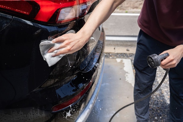 「もう1年以上洗車場で洗ってません」　“水いらずですぐ使える洗車シート”が高評価→拭くだけで整う仕上がりに「やはりこれが一番」「車に常備してます」