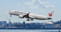 祖父の葬儀に向かう飛行機の中で泣いていたら……　CAから渡された“まさかのもの”に「泣かされました」「素敵な人ですね」