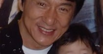ジャッキー・チェンに抱っこされた女の子→21年後……「えええぇ?!」　280万再生の“現在の姿”に「すげー」「待って待って」　投稿者に話を聞いた