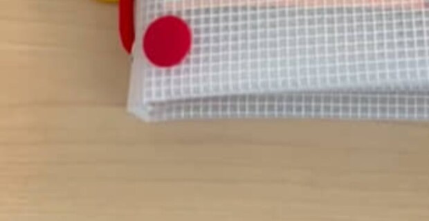ダイソーのネットケース→穴を開けてゴムをキュッと通すと……　持ち歩きたくなる便利アイテムに「かわいい！作りたい」「ナイスアイディア！」