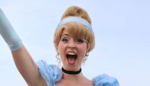 ディズニーにシンデレラの“強烈痛バッグ”持参→本人が見つけて爆笑「これはこの顔になるw」「すごいカバンww」7人のこびともびっくり