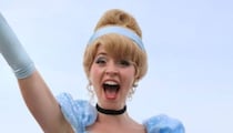 ディズニーにシンデレラの“強烈痛バッグ”持参→本人が見つけて爆笑「これはこの顔になるw」「すごいカバンww」7人のこびともびっくり