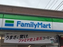 「朝方に8軒巡った」　ファミマの“夏用2990円シャツ”が話題　「シルエットが最高」「この値段でくるみボタン」「めっちゃいい…」