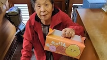 雨の中、孫のためミスド「もっちゅりん」を買いに行った84歳祖母→箱を開けると……「涙が止まりません」まさかの中身に「無償の愛すぎる」