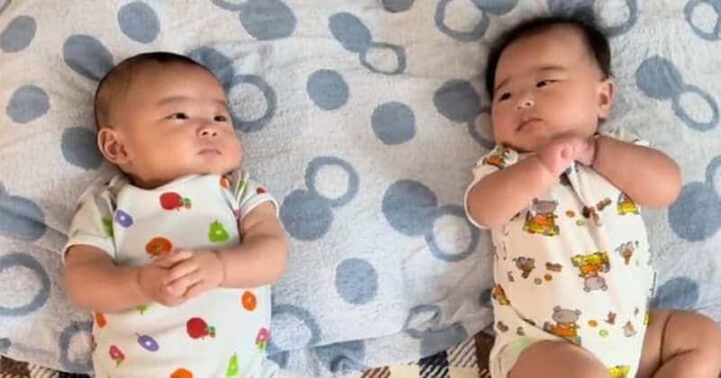 並んで寝転ぶ双子の赤ちゃん→ママが哺乳瓶を洗って戻ったら……「なぜそうなる!!!」　予想外の光景に「まさかすぎて吹き出た」