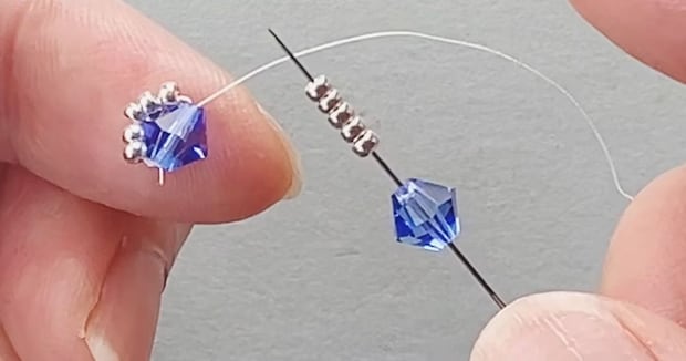 6ミリのクリスタルビーズ3個→糸を通して編むと……　完成した“きらめくアクセサリー”に「素敵です」「作ってみます」