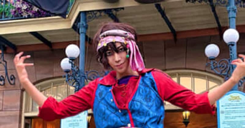 コスプレイヤーがディズニーで写真を撮ったら……「今気付いたww」　後ろに写り込んだ“キャストの姿”が1790万表示「わろたww」【実はその後……】