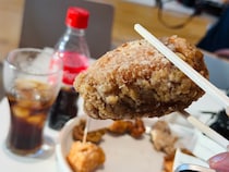 「箸折れるレベルの巨大からあげ」──からあげグランプリで入賞した“コカ・コーラと合う”10種類のからあげ→全部食べてみた「でかすぎない？」