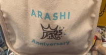 嵐のバッグを持ってJAL機に搭乗→CAに声をかけられ……　渡された“まさかのもの”に「これだから嵐ファンはやめられない」