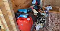 築35年の中古ログハウス→“カオスな玄関”が……「凄いー！」　驚きの光景に「最高じゃないですか」「やばい！」