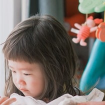 生後3週の娘を育てる3児のママ→慌ててカメラを手に取り……　思わず記録した光景に「一生の宝物」「涙が溢れそう」