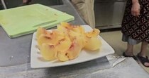 「これが桃の刺身か」　板前さんが桃に包丁を当て、するすると滑らせると……　“驚きのテクニック”が185万表示　「やっぱ本職はすごい」
