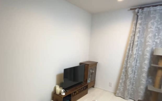 建売の味気ない部屋→夫婦でコツコツ板を貼っていくと……　見違える光景に「めちゃめちゃお洒落」「Beautiful!」