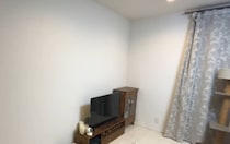 建売の味気ない部屋→夫婦でコツコツ板を貼っていくと……　見違える光景に「めちゃめちゃお洒落」「Beautiful!」