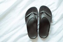 「歩いても立ちっぱなしでも疲れない、魔法のような靴」「手放せない相棒」crocs（クロックス）の“リカバリーサンダル”が大人気 「ハワイではずっとこれで過ごしました」「QOLが爆上がり」