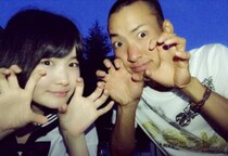 顔を寄せ合う高校2年の男女→11年後……　「天然記念物級」「お2人！まぶしい！」まさかの“現在の姿”に反響