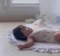 マットに寝転ぶ赤ちゃん→2歳姉が近づいて……「尊い、、、」　驚きの展開に「泣きそう」「この空間にいたい」