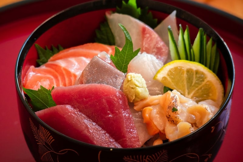 「秋田県の海鮮丼の名店」あなたの好きなお店はどこ? 自分好みのネタでオリジナル丼を作って食べられるお店などを紹介!