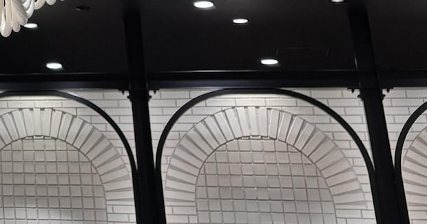 埼玉県にある鉄道博物館→売店でふと上を見ると……「すげぇ（笑）」　“衝撃の光景”に「一瞬分からんかった」「今度見てみよう」