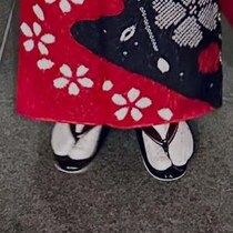 【画像】黒・赤・金の配色が美しい振袖姿