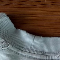 妻「やっと着るのを諦めてくれた」→夫が着続けた“衝撃の1着”に「逆に着ていたのが凄い」「まさか俺より上がいたとは…」