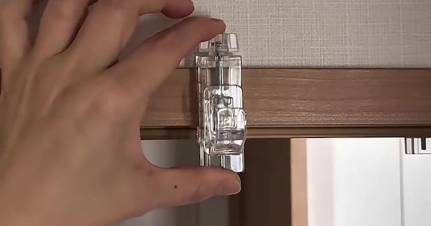 ダイソーの“かもいフック”→意外な場所に取り付けたら……　目からウロコな活用アイデアに「これは便利」「買う！」