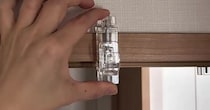 ダイソーの“かもいフック”→意外な場所に取り付けたら……　目からウロコな活用アイデアに「これは便利」「買う！」