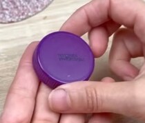 ペットボトルのフタ、捨てないで！→ふわふわ生地で覆ったら……　予想外の変身に「すげぇええ」「どう使おう？」【海外】