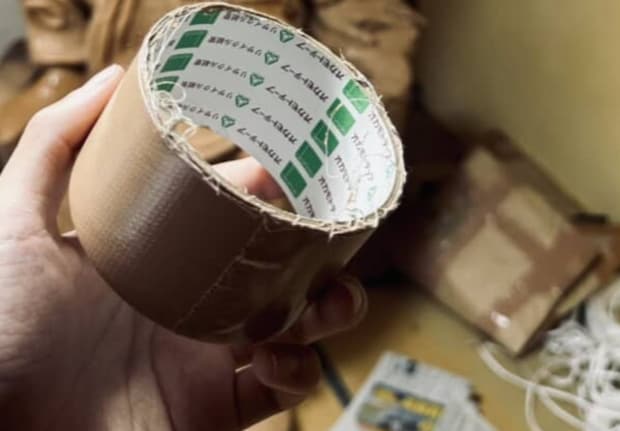 新聞紙をガムテープでグルグル巻いていくと……　神秘的すぎる“まさかの作品”に「クオリティすごっ!!」「暗闇に存在していたら確実にビビる」