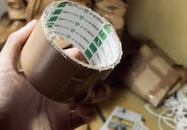 新聞紙をガムテープでグルグル巻いていくと……　神秘的すぎる“まさかの作品”に「クオリティすごっ!!」「暗闇に存在していたら確実にビビる」