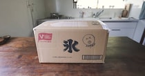 母から届いた“パンパンのダンボール箱”→開けた瞬間……「腰抜かしました」　驚きの中身に「愛を感じました」「宝箱ですね」