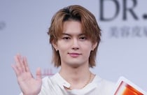 【画像】ヒット曲のポーズを急にしはじめる佐野勇斗