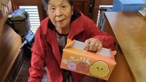雨の中、孫のためミスド「もっちゅりん」を買いに行った84歳祖母→箱を開けると……「涙が止まりません」まさかの中身に「無償の愛すぎる」