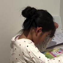 小1娘「学習机がほしい」→ママがニトリで買って来たのは3000円の……　驚きの光景に「めっちゃいい」「真似したくなりました」