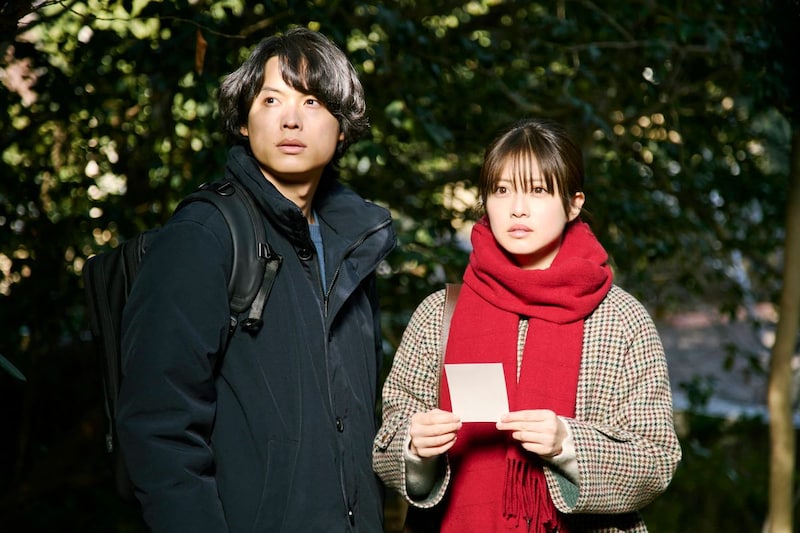 松村北斗×今田美桜W主演　累計発行部数160万部の東野圭吾ミステリー『白鳥とコウモリ』実写映画化　事件の謎に迫るシーン解禁