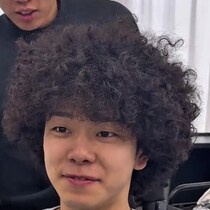 新社会人のアフロヘア男性、パーマを落とすと……　驚きの大変身が657万再生「こういう人がモテるんだろうなぁ」「別人ですね！」