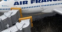 飛行機の上に載った「ごみ袋」→よく見ると……？　“まさかの正体”に「2度見した！」「脳がバグる」