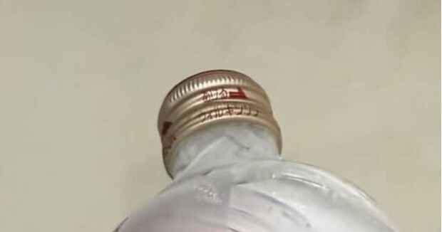 瓶入りの炭酸水→冷凍庫に入れて放置してしまった結果……「えっ」　驚きの光景に「気を付けなきゃですね」
