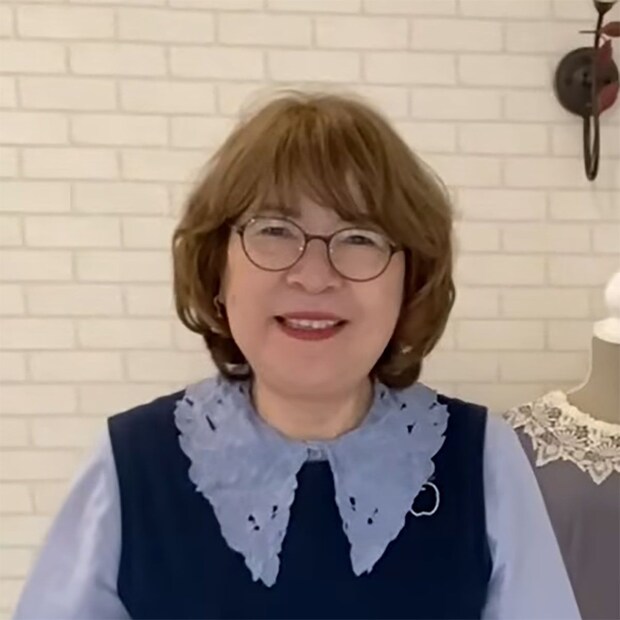 「上品でシンプル」70歳女性、自慢の“手作り服”でコーデを組むと……　洗練された着こなしに「センスいいですね」「素敵です」