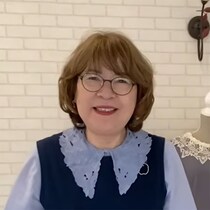 「上品でシンプル」70歳女性、自慢の“手作り服”でコーデを組むと……　洗練された着こなしに「センスいいですね」「素敵です」