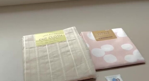 セリアのカットクロスを縫わずに畳んでいくだけで……　食卓で大活躍の完成品に「私もこれ作る」「かわいい」