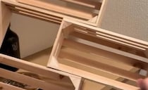セリアの木箱3つ→貼り合わせたら……　角にすっぽりハマるアイデアが510万再生「頭の中どうなってるん？」「発想がすごい」