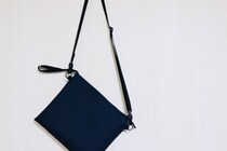 「大きなバッグは使わなくなりました」　軽量・薄型の“サコッシュ”が大好評　「小さいのに収納力◎」「ペットボトルも入る」「手ぶら感覚でお出かけできる」