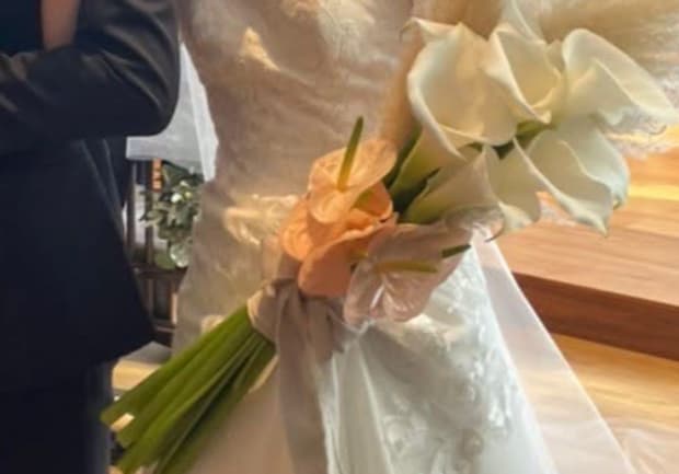 「こんな嫁は嫌だ」→結婚式で撮影されたのは……　幸せでしかない花嫁姿に「結婚式はこうでなきゃ!!」「チャーミングが服着て歩いてる」と670万表示