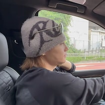 「反則すぎる」佐野勇斗が左ハンドル車で駐車場へ→手にした“予想外のアイテム”に「全人類二度見する」「5回巻き戻した」