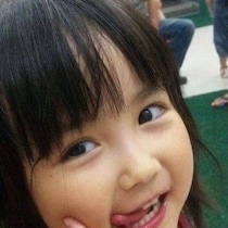 女性「幼少期から顔が変わりません…」→信じられない姿に「すげー！！！」「親だったら溺愛するわ」