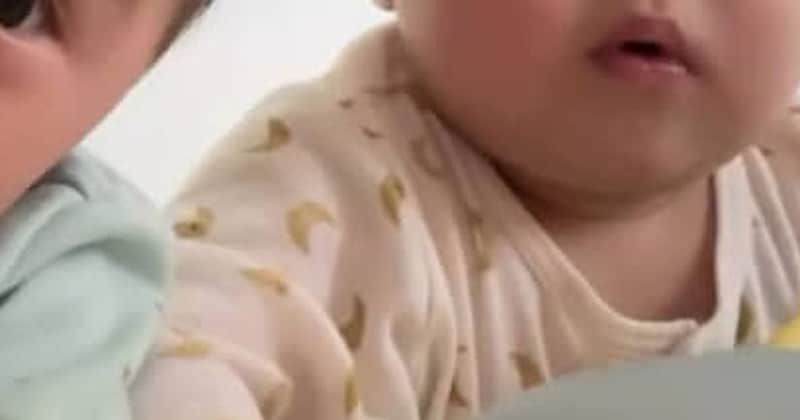 カメラを見つめる1歳の双子→母が録画を確認したら……「爆笑してしまったww」まさかの姿に「可愛すぎる」「中毒性がありますね」