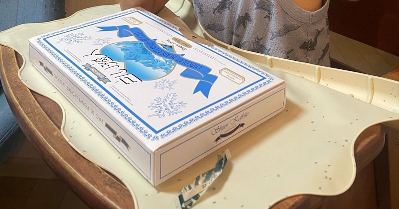 4歳児が初めて「白い恋人」を食べたら……「あまりの美味しさに涙」 100万表示の全力のリアクションに「最高の瞬間ですね」「大人の味を知ってしまいましたね」