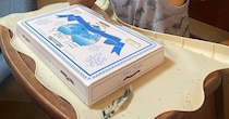 4歳児が初めて「白い恋人」を食べたら……「あまりの美味しさに涙」　100万表示の全力のリアクションに「最高の瞬間ですね」「大人の味を知ってしまいましたね」